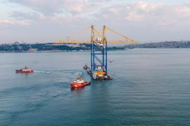 3 grues STS d'un poids de 2 150 tonnes déplacées du port de Haydarpaşa au port de Mardaş.