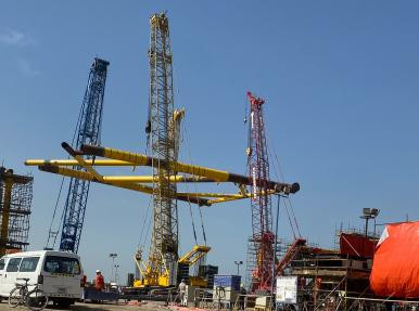 Tandem Lift with 4 Cranes in United Arab Emirates - Projects | HAREKET