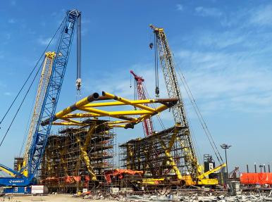 Tandem Lift with 4 Cranes in United Arab Emirates