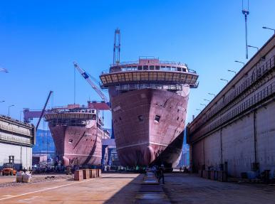 Перевозка двух пассажирских судов грузоподъемностью 6200 тонн.